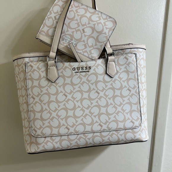 New Guess Los Angeles Tote Bag and matching Zippered Pouch - Picture 12 of 13